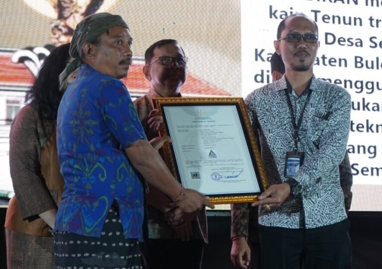 Upaya Pemerintah Kabupaten Buleleng dalam memberikan perlindungan hukum terhadap karya masyarakat kembali diwujudkan melalui penyerahan 20 sertifikat Hak Kekayaan Intelektual (HKI) dalam rangkaian Buleleng Festival (Bulfest) 2026.