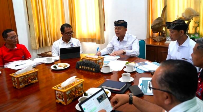 Pemerintah Kabupaten Klungkung terus mematangkan pembangunan infrastruktur pendukung pariwisata di Nusa Penida. Salah satu langkah yang didorong yakni percepatan kerja sama penyediaan Alat Penerangan Jalan (APJ) dan Preservasi Jalan (PJ).