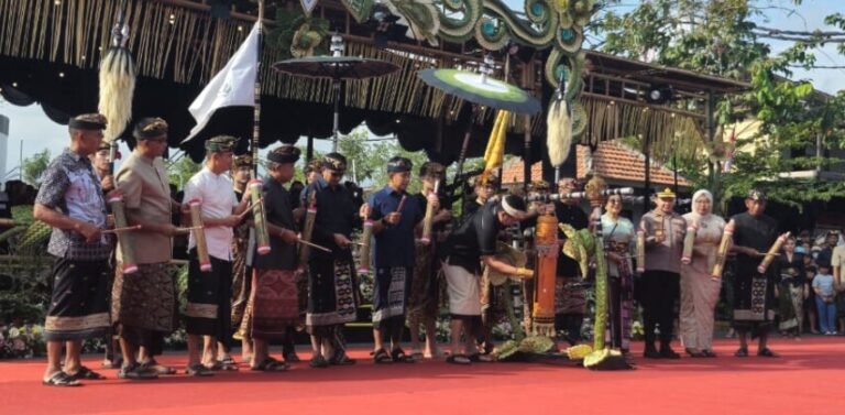 Festival Semarak Jembrana 2026 tetap berlangsung meriah meski pemerintah daerah tengah menghadapi kebijakan efisiensi anggaran dan kondisi fiskal yang cukup ketat.