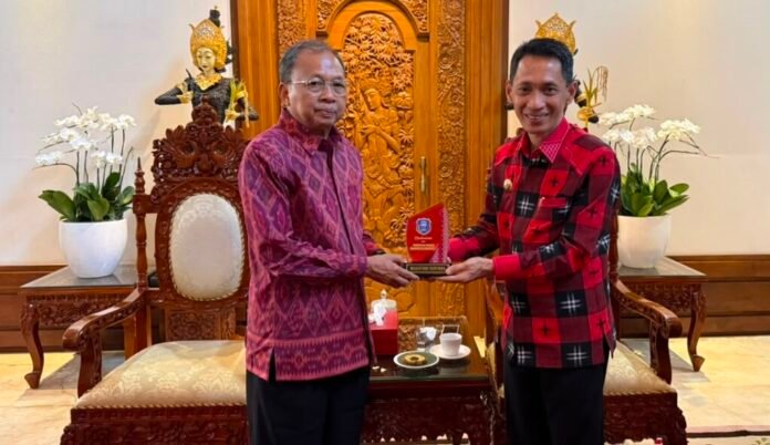 Pengembangan produk lokal menjadi salah satu hal yang menarik perhatian Pemerintah Kabupaten Wakatobi saat menggali pengalaman Bali dalam mengelola sektor pariwisata. Pengembangan produk lokal menjadi salah satu hal yang menarik perhatian Pemerintah Kabupaten Wakatobi saat menggali pengalaman Bali dalam mengelola sektor pariwisata.