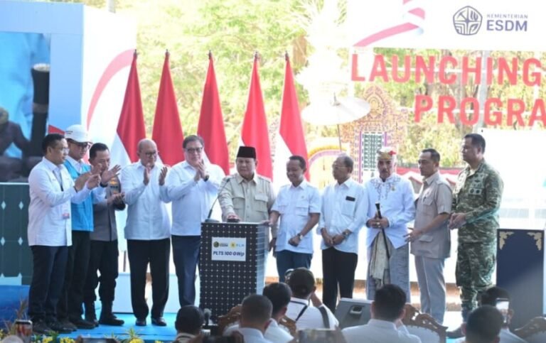 Presiden Republik Indonesia, Prabowo Subianto (tengah) secara simbolis melakukan penekanan tombol dalam Launching & Groundbreaking Program PLTS 100 GWp di Gilimanuk, Bali pada Selasa (25/8). Keterangan foto: Menteri ESDM, Bahlil Lahadalia (kelima dari kanan), Menteri Koordinator Bidang Perekonomian, Airlangga Hartarto (kelima dari kiri), Menteri Investasi dan Hilirisasi/Kepala BKPM, Rosan Perkasa Roeslani (keempat dari kiri), Kepala Kepolisian Negara Republik Indonesia, Listyo Sigit Prabowo (ketiga dari kiri), Direktur Utama PLN, Darmawan Prasodjo (kedua dari kiri), Direktur Utama Pertamina, Simon Aloysius Mantiri (kiri), Gubernur Bali, I Wayan Koster (keempat dari kanan), Ketua Majelis Desa Adat Provinsi Bali, Ida Panglingsir Agung Putra Sukahet (ketiga dari kanan), Menteri Sekretaris Negara, Prasetyo Hadi (kedua dari kanan), dan Wakil Panglima TNI, Tandyo Budi Revita (kanan).