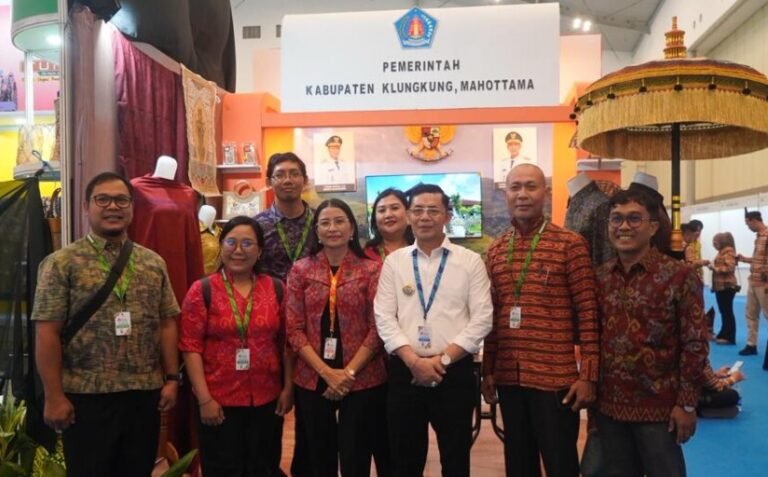 Beragam potensi daerah Kabupaten Klungkung diperkenalkan dalam ajang APKASI Otonomi Expo (AOE) 2026. Tidak hanya sektor pariwisata, sejumlah produk Usaha Mikro, Kecil, dan Menengah (UMKM) juga menjadi bagian dari materi promosi daerah dalam pameran tersebut.