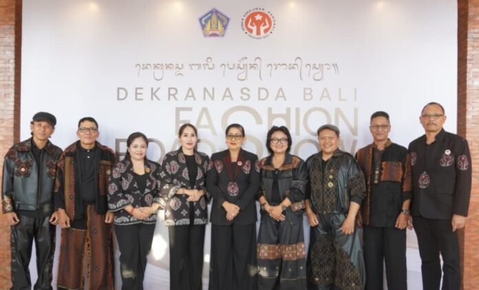 Ketua Dekranasda Provinsi Bali, Putri Koster, memperkenalkan konsep “Satu Jiwa, Tiga Rupa” sebagai pendekatan untuk menjaga warisan wastra sekaligus menjadikannya bagian dari kekuatan industri kreatif Bali.