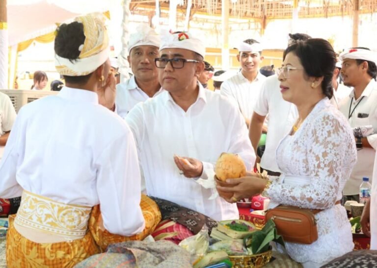 Wali Kota Denpasar, I Gusti Ngurah Jaya Negara saat ngayah nyangging dalam pelaksanaan Upacara Metatah (Mesangih) Massal yang digelar Desa Adat Panjer di Lapangan Wantilan Desa Adat Panjer, Sabtu (29/8/2026).