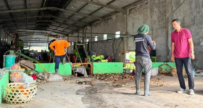 Upaya menekan beban Tempat Pemrosesan Akhir (TPA) Peh mulai membuahkan hasil. Pemerintah Kabupaten Jembrana mencatat volume sampah yang masuk ke TPA tersebut kini hanya berkisar 28-30 ton per hari, setelah sebelumnya mencapai lebih dari 60 ton dalam sehari. Upaya menekan beban Tempat Pemrosesan Akhir (TPA) Peh mulai membuahkan hasil. Pemerintah Kabupaten Jembrana mencatat volume sampah yang masuk ke TPA tersebut kini hanya berkisar 28-30 ton per hari, setelah sebelumnya mencapai lebih dari 60 ton dalam sehari.