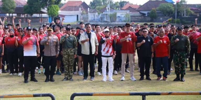 Bupati Klungkung I Made Satria resmi meluncurkan TC fisik bagi 285 atlet Klungkung sebagai persiapan menuju Porprov Bali 2027, dengan fokus meningkatkan fisik, mental, teknik, dan kedisiplinan atlet.
