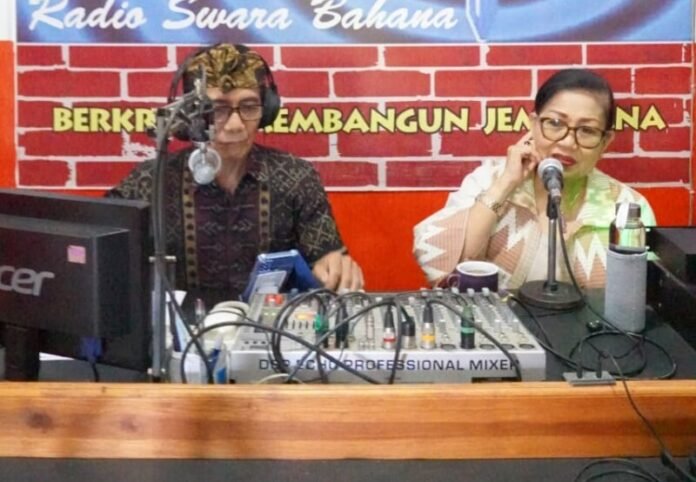 Putri Koster saat menjadi narasumber talkshow di Radio Dirgantara Jembrana mengajak masyarakat untuk mendukung tenun endek lokal agar semakin berkembang, bernilai ekonomi, dan tetap menjaga kekhasan budaya Bali.