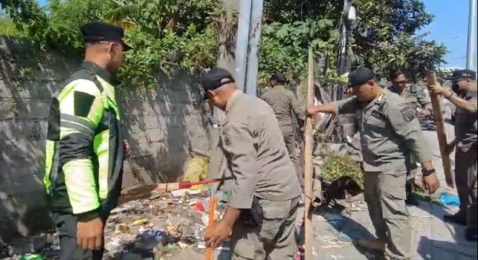 Gunakan Trotoar untuk Usaha, Tiga Bangunan Liar di Kerobokan Kelod Ditertibkan Satpol PP Badung Gunakan Trotoar untuk Usaha, Tiga Bangunan Liar di Kerobokan Kelod Ditertibkan Satpol PP Badung
