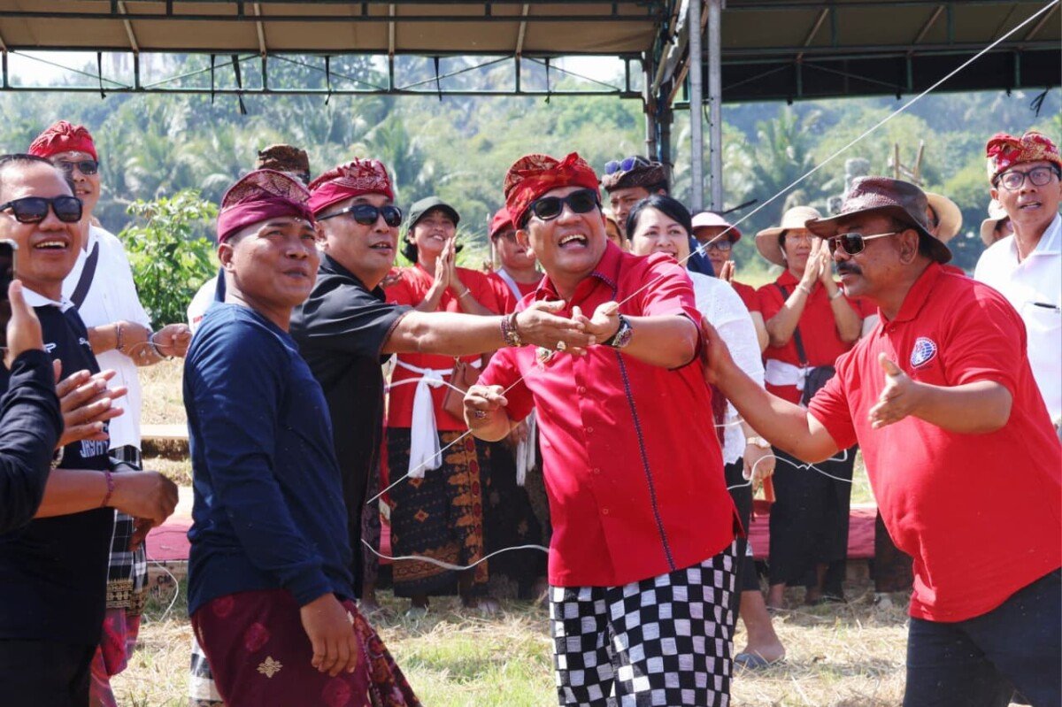Bupati Tabanan I Komang Gede Sanjaya membuka Pangkung Karung Kite Festival III 2026 yang diikuti 920 peserta untuk melestarikan budaya layang-layang dan menggerakkan ekonomi lokal. Bupati Tabanan I Komang Gede Sanjaya membuka Pangkung Karung Kite Festival III 2026 yang diikuti 920 peserta untuk melestarikan budaya layang-layang dan menggerakkan ekonomi lokal.