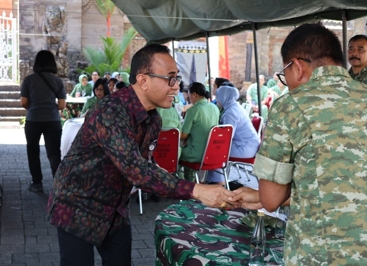 20 Stan Ramaikan Bazar Murah HUT ke-81 TNI di Denpasar, Sembako Dijual Harga Terjangkau 20 Stan Ramaikan Bazar Murah HUT ke-81 TNI di Denpasar, Sembako Dijual Harga Terjangkau