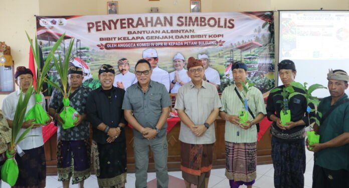 Bupati Buleleng I Nyoman Sutjidra bersama Anggota Komisi IV DPR RI menyerahkan bantuan alsintan serta bibit kelapa dan kopi kepada Subak/Kelompok Tani untuk meningkatkan kesejahteraan petani.