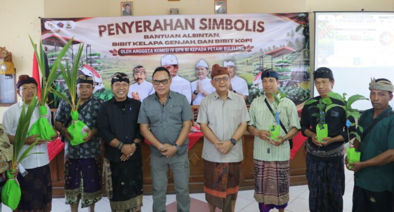 Bupati Buleleng I Nyoman Sutjidra bersama Anggota Komisi IV DPR RI menyerahkan bantuan alsintan serta bibit kelapa dan kopi kepada Subak/Kelompok Tani untuk meningkatkan kesejahteraan petani.