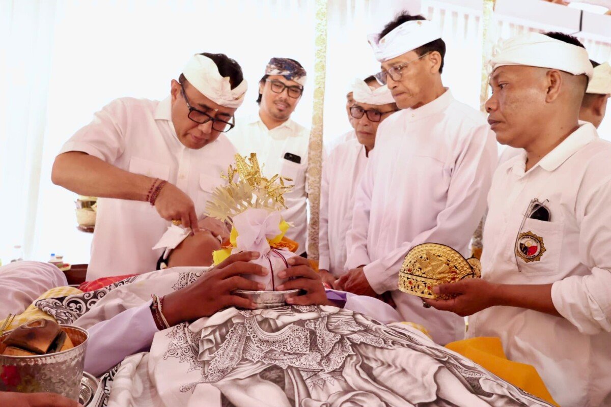 45 Orang Ikuti Metatah Massal, Wali Kota Denpasar Ngayah dalam Karya di Banjar Pekandelan 45 Orang Ikuti Metatah Massal, Wali Kota Denpasar Ngayah dalam Karya di Banjar Pekandelan
