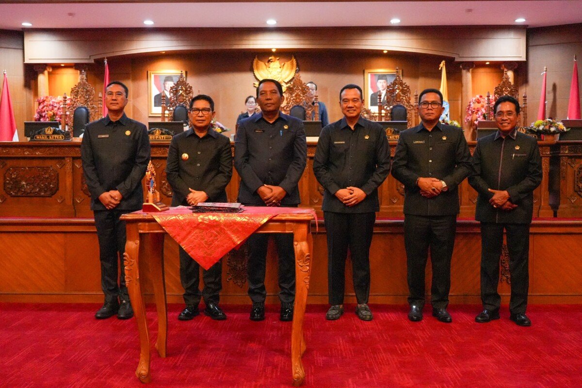 Bupati Wayan Adi Arnawa menandatangani Nota Kesepakatan saat Rapat Paripurna DPRD Badung dengan agenda Pengambilan Keputusan di Ruang Utama Gosana, Kantor DPRD Badung, Jumat (18/9). Bupati Wayan Adi Arnawa menandatangani Nota Kesepakatan saat Rapat Paripurna DPRD Badung dengan agenda Pengambilan Keputusan di Ruang Utama Gosana, Kantor DPRD Badung, Jumat (18/9).