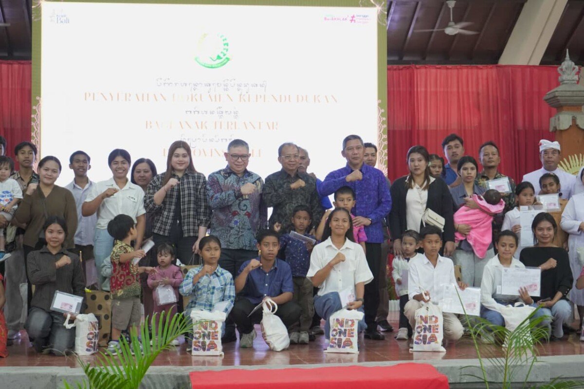 Sebanyak 30 anak telantar di Bali menerima KIA dan surat keterangan kependudukan sebagai langkah awal program pemenuhan hak administrasi kependudukan bagi anak telantar. Sebanyak 30 anak telantar di Bali menerima KIA dan surat keterangan kependudukan sebagai langkah awal program pemenuhan hak administrasi kependudukan bagi anak telantar.