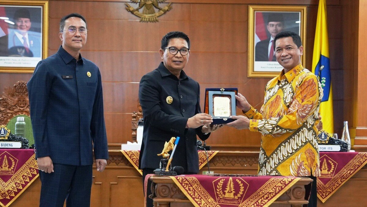 Badung Luncurkan AMDK Botol Kaca Baliss, Tekan Sampah Plastik Sekaligus Buka Beasiswa ke ITS Badung Luncurkan AMDK Botol Kaca Baliss, Tekan Sampah Plastik Sekaligus Buka Beasiswa ke ITS