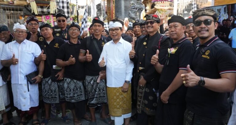 Bupati Adi Arnawa saat menghadiri sekaligus menjadi upasaksi Karya di Pura Ibu Panti Dukuh Bualu, Wantilan Dadia Bualu, Kelurahan Benoa, Kuta Selatan, Senin (7/9).