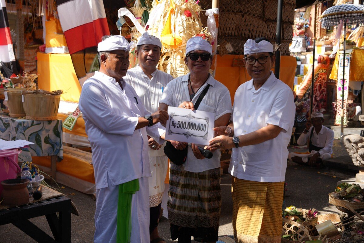 Bupati Adi Arnawa menghadiri sekaligus menjadi upasaksi Karya Ngenteg Linggih Wraspati Kalpa Agung di Pura Dalem Lebah, Banjar Penenjoan, Desa Darmasaba, Kecamatan Abiansemal, Selasa (22/9).