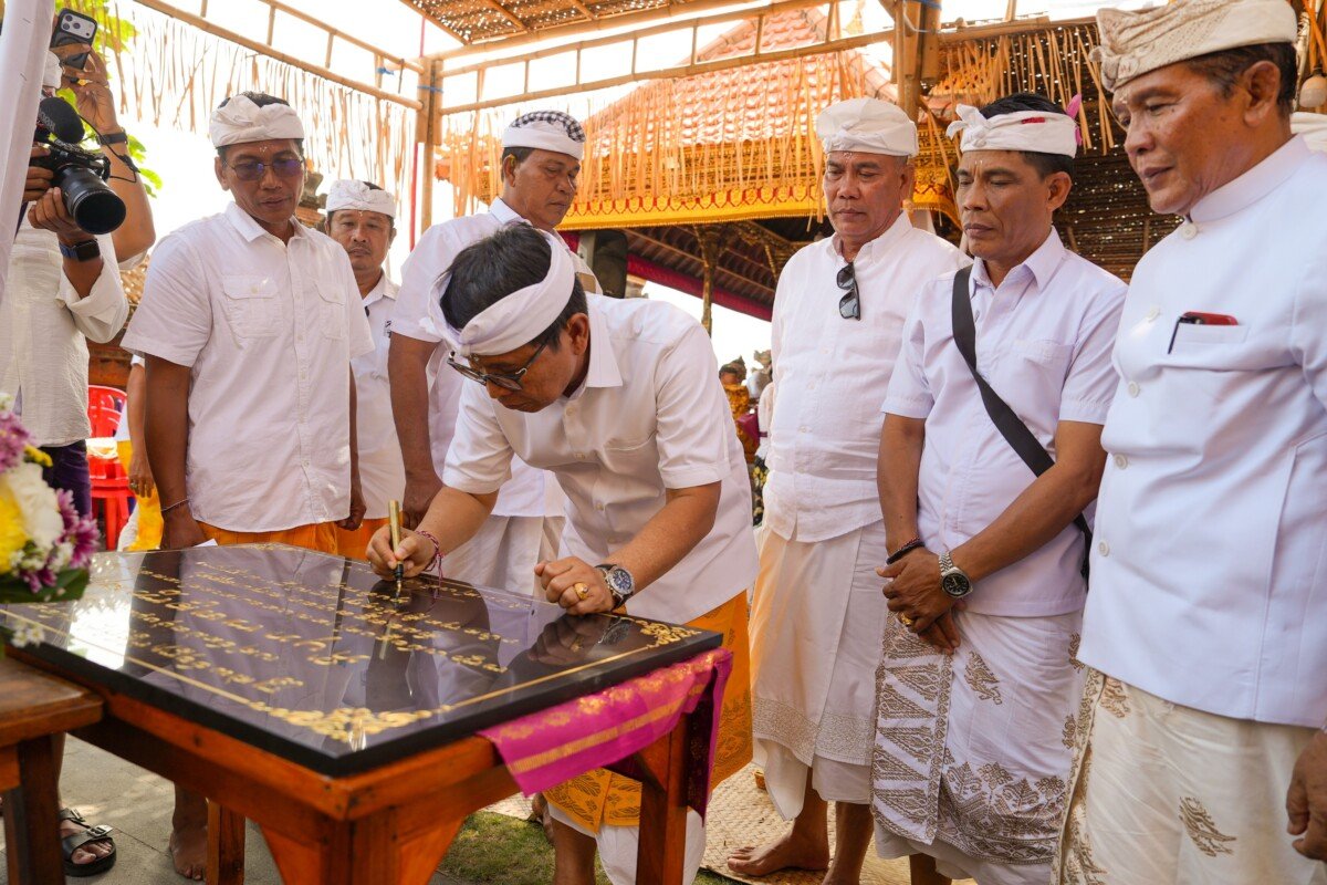 Bupati Wayan Adi Arnawa menandatangani prasasti Pura Batan Ancak saat Puncak Karya Mamungkah, Ngenteg Linggih di Banjar Aseman Kawan, Desa Tibubeneng, Kecamatan Kuta Utara, Rabu (30/9). Bupati Wayan Adi Arnawa menandatangani prasasti Pura Batan Ancak saat Puncak Karya Mamungkah, Ngenteg Linggih di Banjar Aseman Kawan, Desa Tibubeneng, Kecamatan Kuta Utara, Rabu (30/9).