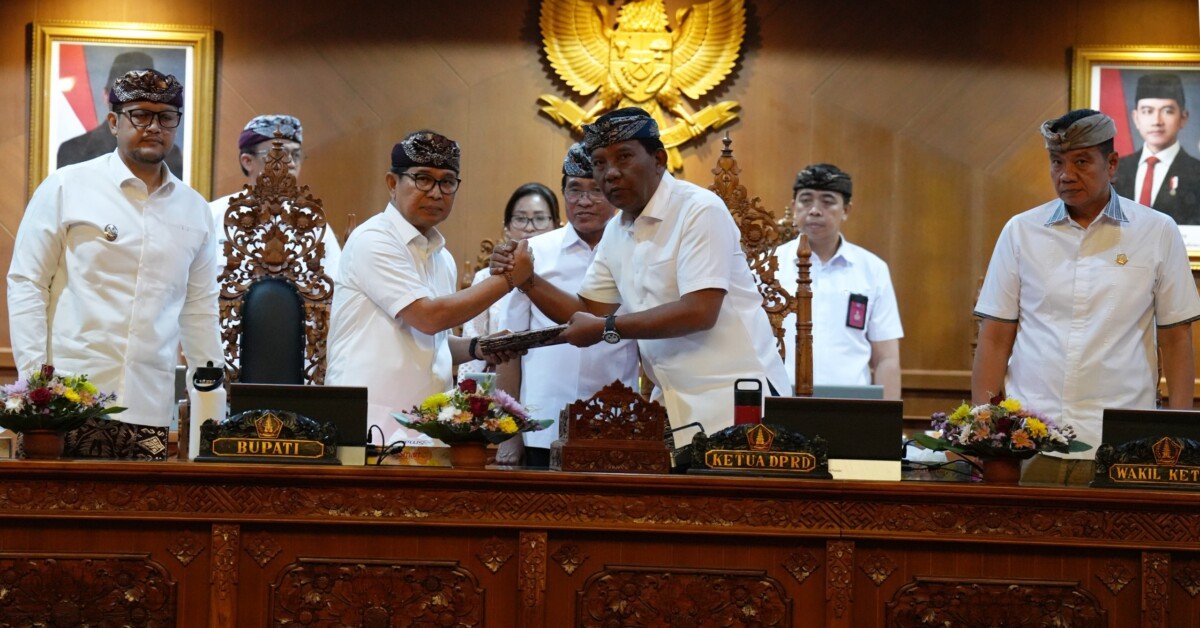 Bupati Wayan Adi Arnawa bersama Wabup Bagus Alit Sucipta menyampaikan Jawaban Pemerintah terhadap Pandangan Umum Fraksi-Fraksi DPRD saat Rapat Paripurna di Ruang Sidang Utama Gosana, Kantor DPRD Badung, Kamis (17/9). Bupati Wayan Adi Arnawa bersama Wabup Bagus Alit Sucipta menyampaikan Jawaban Pemerintah terhadap Pandangan Umum Fraksi-Fraksi DPRD saat Rapat Paripurna di Ruang Sidang Utama Gosana, Kantor DPRD Badung, Kamis (17/9).