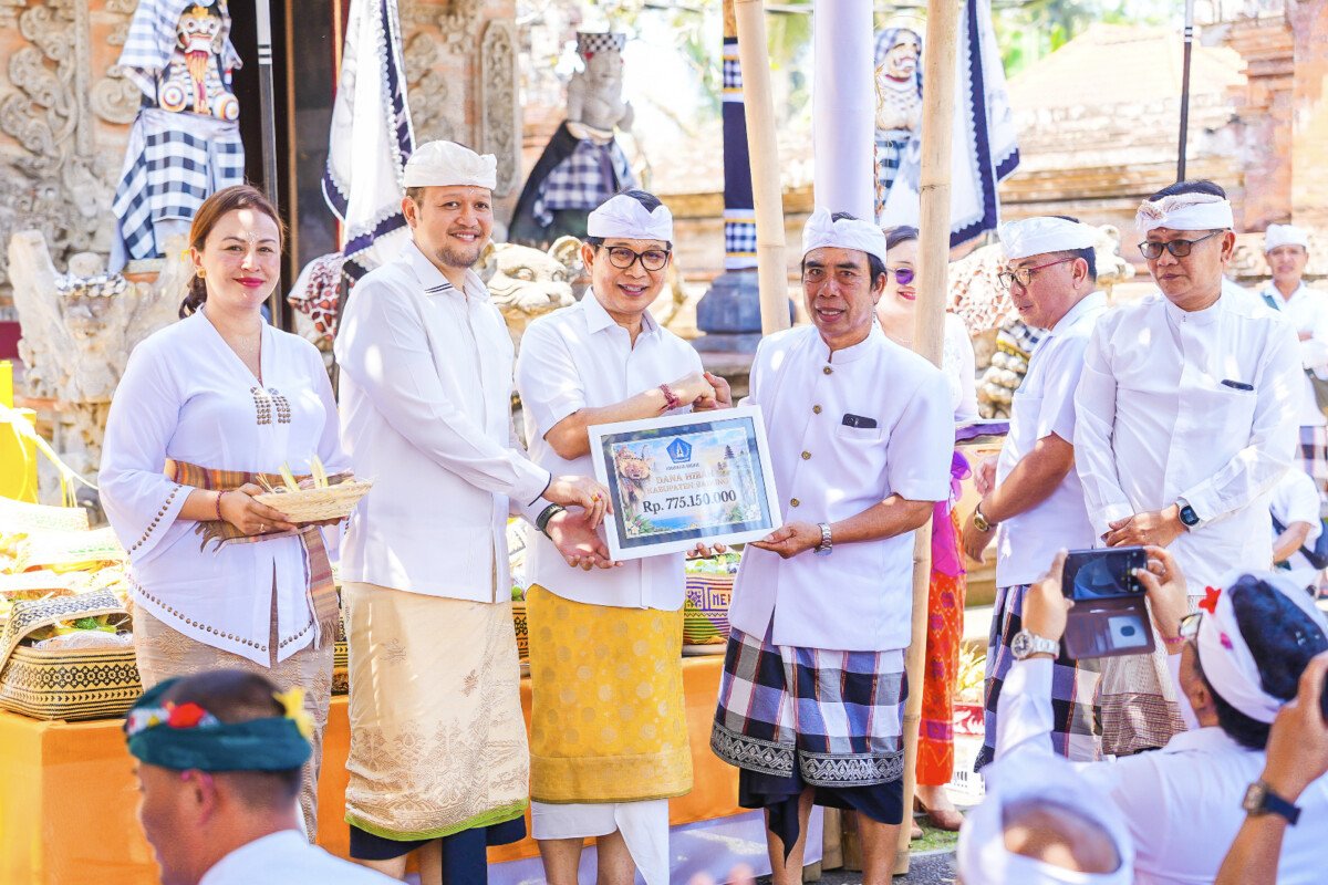 Bupati Adi Arnawa Serahkan Bantuan Rp775 Juta untuk Karya Ngodak di Bongkasa Pertiwi