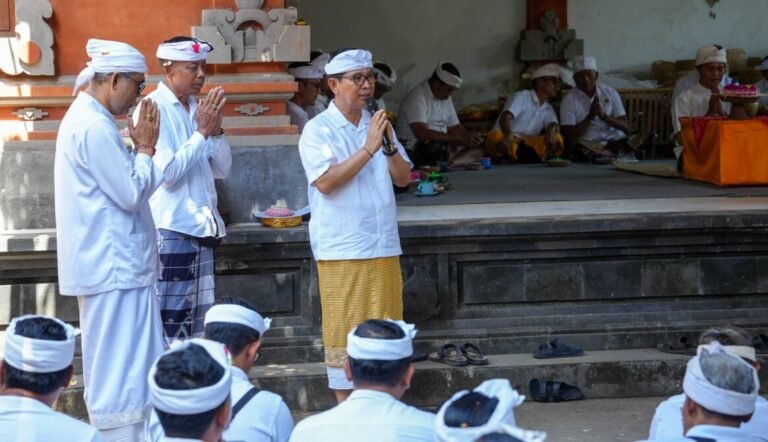 Bupati Adi Arnawa Serahkan Hibah Rp450 Juta, Karya Adat di Pura Dalem Sari Badung Dapat Dukungan Pemerintah