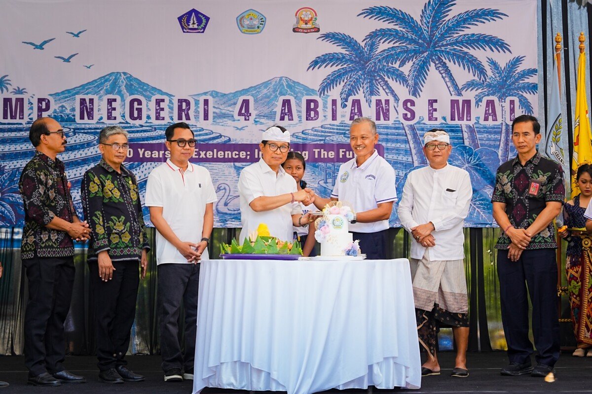 Bupati Wayan Adi Arnawa saat menghadiri perayaan HUT ke-40 SMPN 4 Abiansemal bertajuk “40 Years of Excellence: Inspiring the Future”, Jumat (25/9). Bupati Wayan Adi Arnawa saat menghadiri perayaan HUT ke-40 SMPN 4 Abiansemal bertajuk “40 Years of Excellence: Inspiring the Future”, Jumat (25/9).