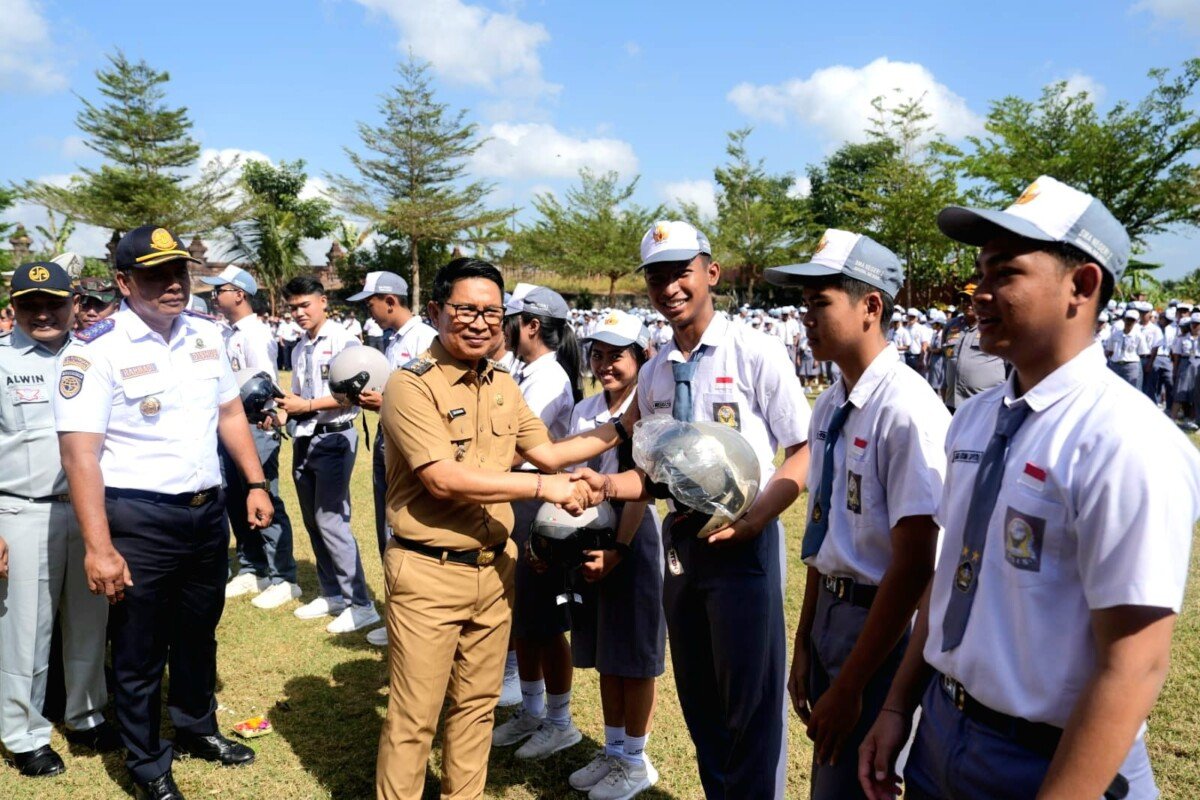 Bupati Adi Arnawa menyerahkan bantuan helm kepada perwakilan siswa-siswi SMA Negeri 2 Abiansemal serangkaian Peringatan Hari Perhubungan Nasional Ke-55 Tahun 2026 tingkat Kabupaten Badung, Senin (14/9). Bupati Adi Arnawa menyerahkan bantuan helm kepada perwakilan siswa-siswi SMA Negeri 2 Abiansemal serangkaian Peringatan Hari Perhubungan Nasional Ke-55 Tahun 2026 tingkat Kabupaten Badung, Senin (14/9).