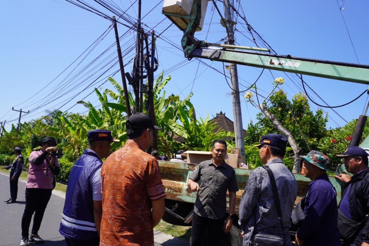 Bupati Jembrana I Made Kembang Hartawan meninjau langsung perbaikan PJU di Desa Mendoyo Dangin Tukad, sekaligus memastikan 20 titik PJU mati di setiap desa ditargetkan kembali menyala tahun ini. Bupati Jembrana I Made Kembang Hartawan meninjau langsung perbaikan PJU di Desa Mendoyo Dangin Tukad, sekaligus memastikan 20 titik PJU mati di setiap desa ditargetkan kembali menyala tahun ini.
