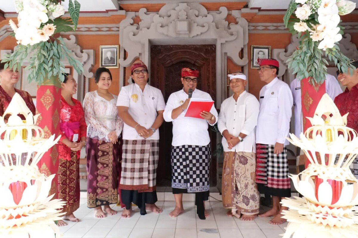 Bupati Tabanan I Komang Gede Sanjaya menyerahkan dokumen kependudukan melalui Program Semara Ratih kepada pasangan pengantin sebagai bentuk pelayanan publik yang cepat dan terintegrasi. Bupati Tabanan I Komang Gede Sanjaya menyerahkan dokumen kependudukan melalui Program Semara Ratih kepada pasangan pengantin sebagai bentuk pelayanan publik yang cepat dan terintegrasi.
