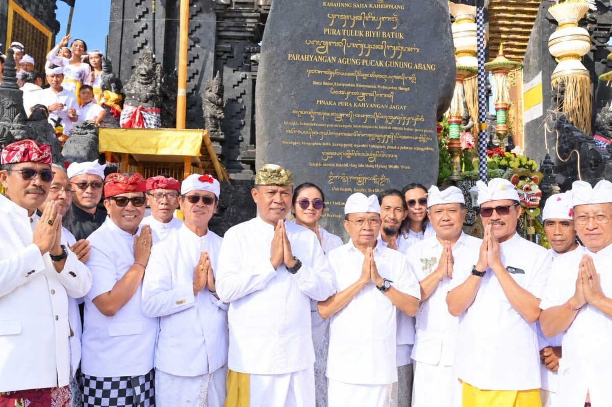Bupati Sanjaya Hadiri Bhakti Penganyar di Pura Tuluk Biyu Batur, Doakan Kerahayuan Bali Bupati Sanjaya Hadiri Bhakti Penganyar di Pura Tuluk Biyu Batur, Doakan Kerahayuan Bali
