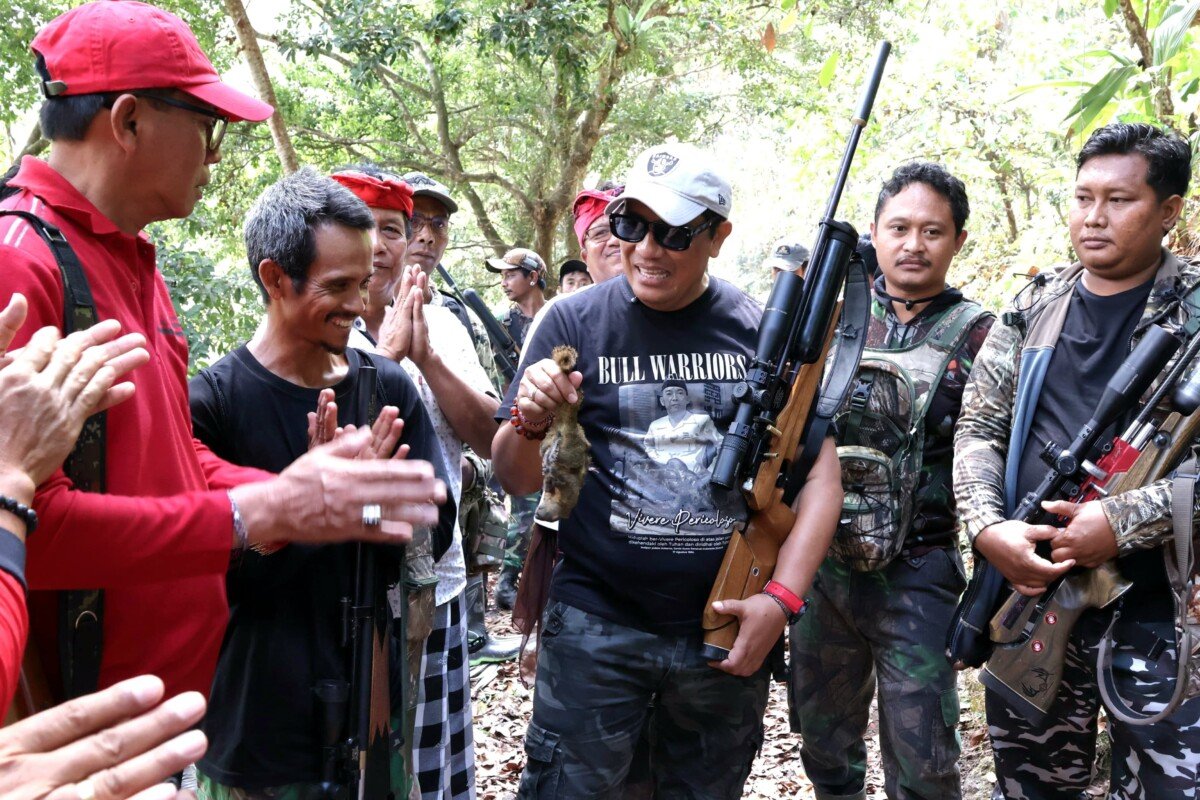 Bupati Tabanan I Komang Gede Sanjaya bersama masyarakat mengikuti Gerakan Pengendalian Hama Tupai di Selabih sebagai upaya menjaga tanaman dan meningkatkan produktivitas pertanian. Bupati Tabanan I Komang Gede Sanjaya bersama masyarakat mengikuti Gerakan Pengendalian Hama Tupai di Selabih sebagai upaya menjaga tanaman dan meningkatkan produktivitas pertanian.