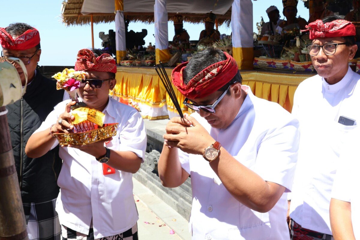 Bupati Tabanan I Komang Gede Sanjaya menghadiri Bhakti Penganyar di Pura Penataran Agung Lempuyang Madya dengan sradha bhakti dan kebersamaan dalam menjaga adat, agama, dan budaya Bali. Bupati Tabanan I Komang Gede Sanjaya menghadiri Bhakti Penganyar di Pura Penataran Agung Lempuyang Madya dengan sradha bhakti dan kebersamaan dalam menjaga adat, agama, dan budaya Bali.