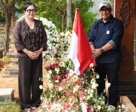 Bupati Tabanan I Komang Gede Sanjaya bersama istri menyampaikan duka cita dan penghormatan terakhir kepada Guruh Soekarnoputra melalui ziarah ke makam almarhum di TPU Karet Bivak, Jakarta. Bupati Tabanan I Komang Gede Sanjaya bersama istri menyampaikan duka cita dan penghormatan terakhir kepada Guruh Soekarnoputra melalui ziarah ke makam almarhum di TPU Karet Bivak, Jakarta.