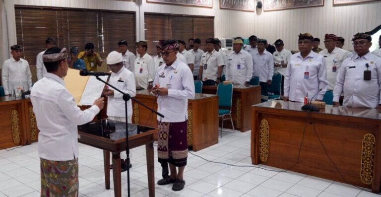 Bupati Satria Lantik Pj Sekda Klungkung, Pejabat Baru Diminta Bergerak Cepat dan Berinovasi