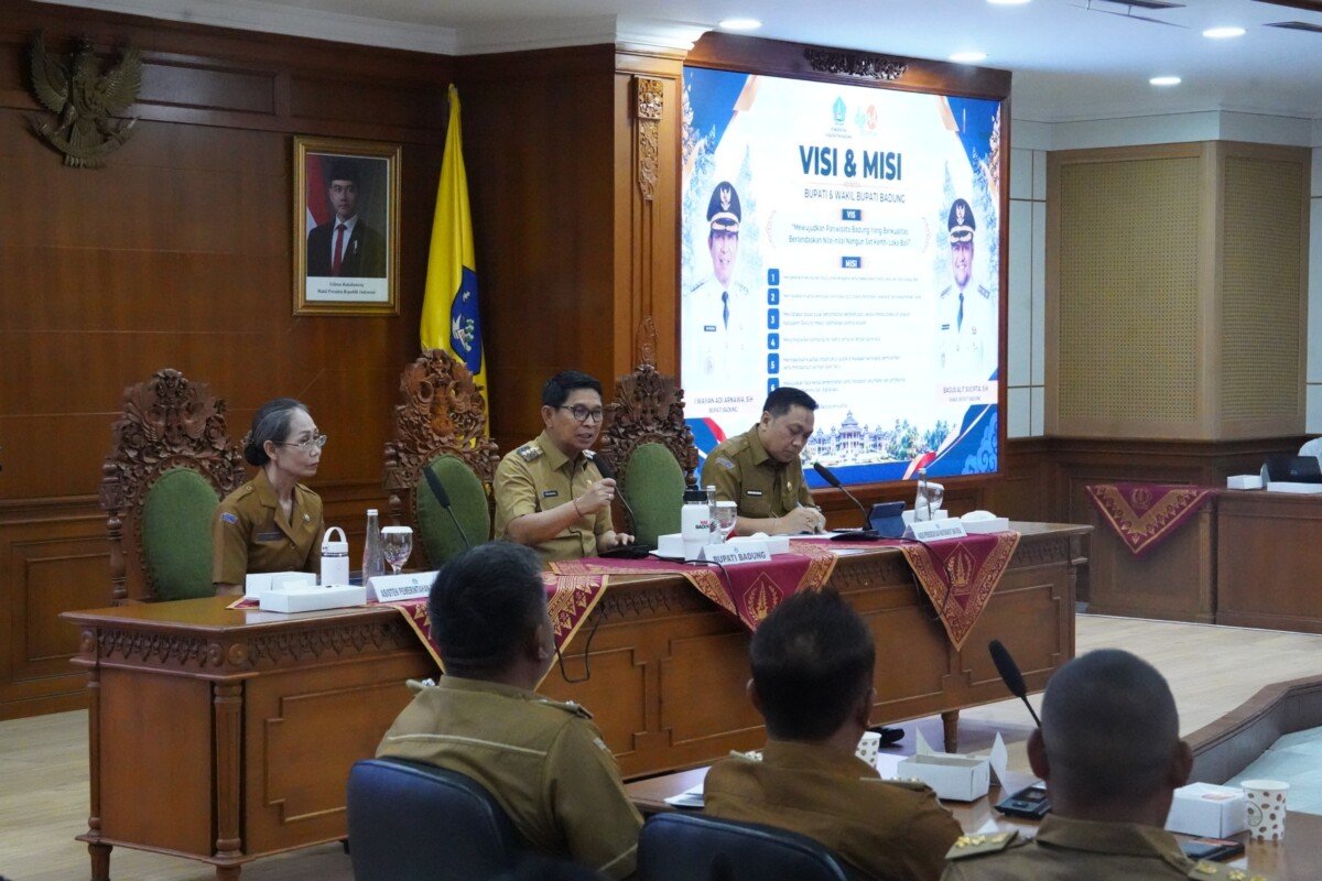 Bupati Wayan Adi Arnawa saat Rapat Koordinasi Perencanaan Pembangunan Desa di Ruang Kriya Gosana, Puspem Badung, Senin (14/9). Bupati Wayan Adi Arnawa saat Rapat Koordinasi Perencanaan Pembangunan Desa di Ruang Kriya Gosana, Puspem Badung, Senin (14/9).