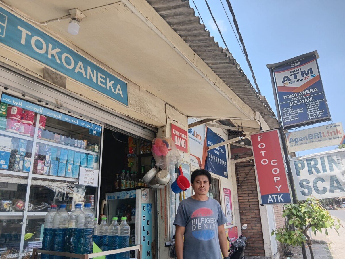 Raka Wijaya, pemilik Toko Aneka Tulis di Pejeng, Gianyar, menjalankan usaha sekaligus Agen BRILink untuk membantu transaksi keuangan masyarakat. Raka Wijaya, pemilik Toko Aneka Tulis di Pejeng, Gianyar, menjalankan usaha sekaligus Agen BRILink untuk membantu transaksi keuangan masyarakat.