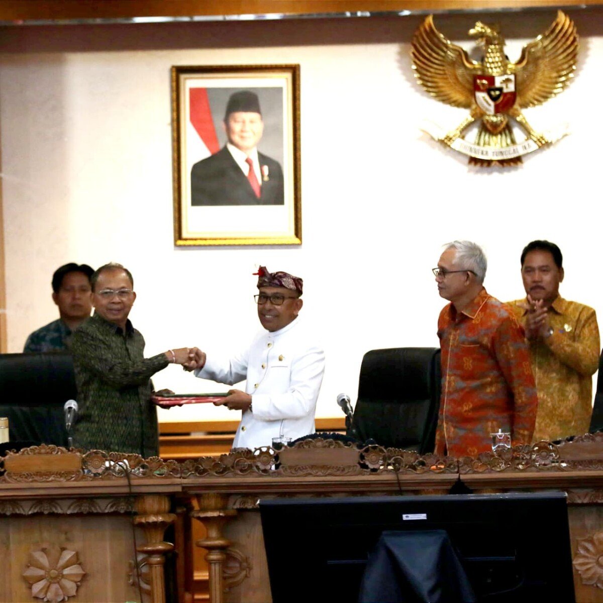 DPRD Bali membahas Perubahan APBD 2026 dengan menyoroti optimalisasi PAD, efisiensi belanja, proyek prioritas, serta defisit anggaran yang mencapai Rp842,59 miliar demi menjaga kesehatan keuangan daerah. DPRD Bali membahas Perubahan APBD 2026 dengan menyoroti optimalisasi PAD, efisiensi belanja, proyek prioritas, serta defisit anggaran yang mencapai Rp842,59 miliar demi menjaga kesehatan keuangan daerah.