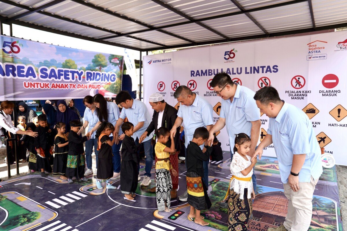 Jajaran Manajemen Astra Motor bersama puluhan siswa TK/Paud Rinjani bersalaman di area edukasi Safety Riding for Kids.