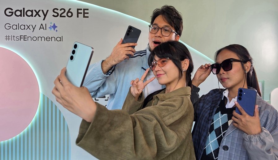 Samsung Galaxy S26 FE menghadirkan pengalaman smartphone yang lebih lengkap melalui kamera mumpuni, fitur Galaxy AI, performa bertenaga, serta dukungan software jangka panjang untuk menunjang berbagai aktivitas sehari-hari. Samsung Galaxy S26 FE menghadirkan pengalaman smartphone yang lebih lengkap melalui kamera mumpuni, fitur Galaxy AI, performa bertenaga, serta dukungan software jangka panjang untuk menunjang berbagai aktivitas sehari-hari.
