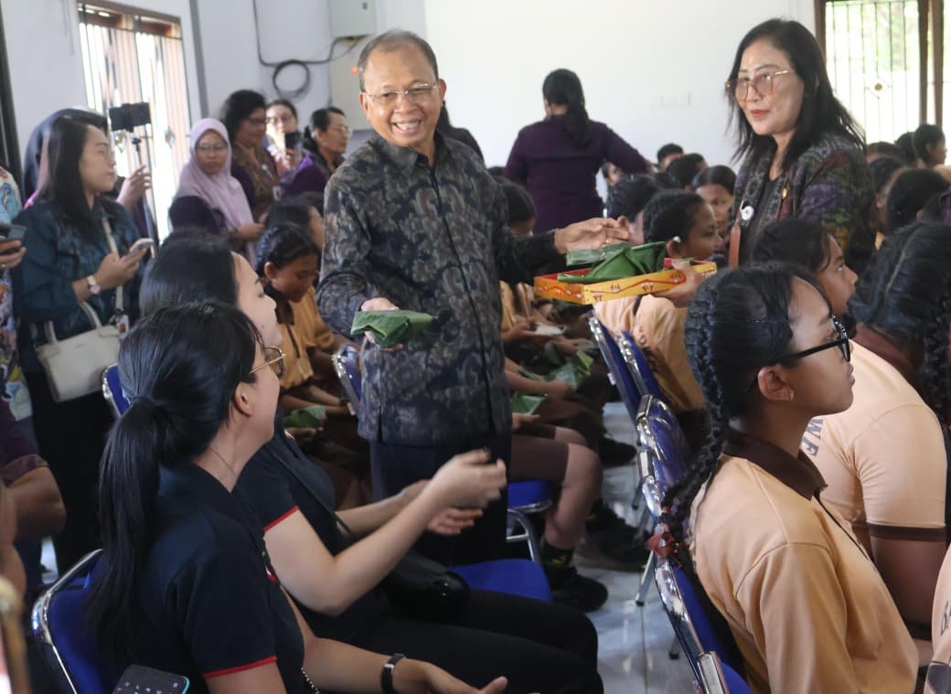 Datang Tepati Janji, Gubernur Bali Traktir Nasi Jinggo Ratusan Siswa SMPN 13 Denpasar