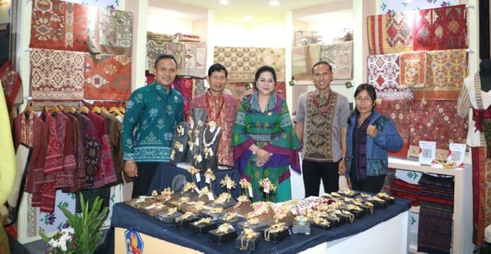 Endek Tunjung Buleleng Tampil di Panggung Nasional, Wardhany Sutjidra Jadi Perwakilan