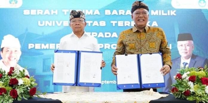 Gubernur Koster Terima Hibah Aset Rp4,89 Miliar dari Universitas Terbuka Denpasar Gubernur Koster Terima Hibah Aset Rp4,89 Miliar dari Universitas Terbuka Denpasar