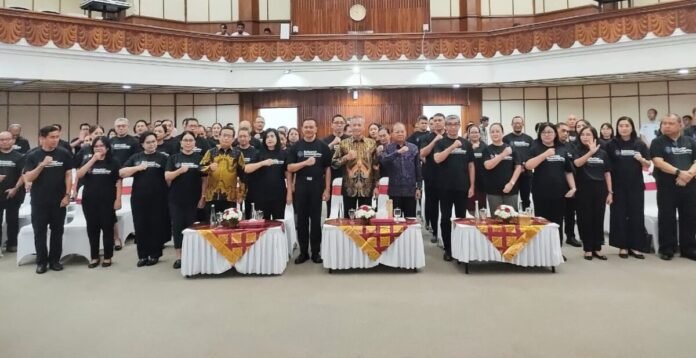 Gubernur Bali Wayan Koster mendukung Program Keluarga Berintegritas dan mendorong digitalisasi pelayanan publik untuk memperkuat pemerintahan yang bersih dan transparan serta mencegah pungli. Gubernur Bali Wayan Koster mendukung Program Keluarga Berintegritas dan mendorong digitalisasi pelayanan publik untuk memperkuat pemerintahan yang bersih dan transparan serta mencegah pungli.