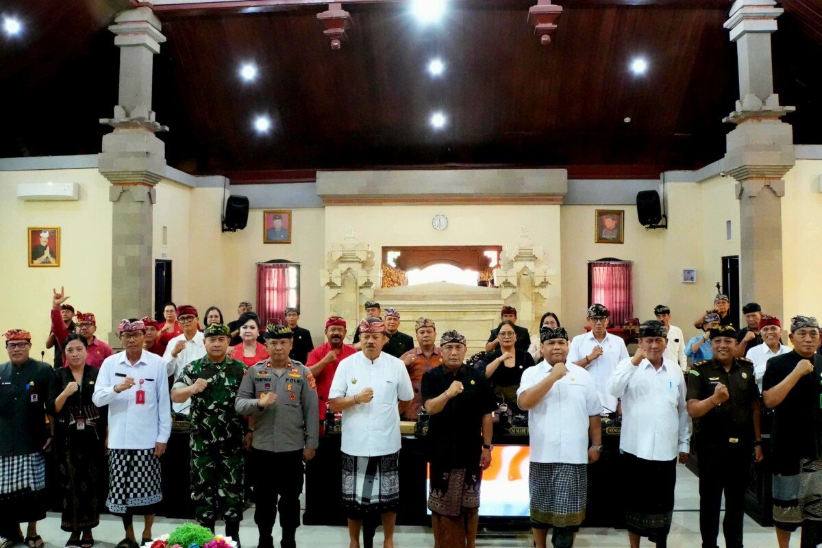 Pemkab Tabanan memberikan tanggapan atas pandangan fraksi DPRD terkait lima Ranperda yang ditujukan untuk memperkuat pembangunan, ketahanan pangan, dan perekonomian daerah. Pemkab Tabanan memberikan tanggapan atas pandangan fraksi DPRD terkait lima Ranperda yang ditujukan untuk memperkuat pembangunan, ketahanan pangan, dan perekonomian daerah.