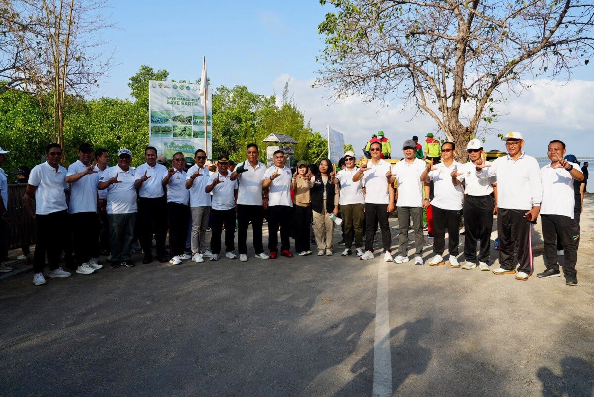 Sekda Surya Suamba saat aksi bersih lingkungan memperingati World Cleanup Day Indonesia 2026 di kawasan mangrove Pantai Telaga Waja, Kecamatan Kuta Selatan, Jumat (25/9).