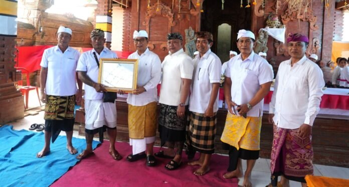Bupati Wayan Adi Arnawa saat hadiri Upacara Pitra Yadnya dan Atiwa-tiwa massal tahun 2026 di Balai Banjar Adat Tiyingan, Petang, Minggu (13/9). Bupati Wayan Adi Arnawa saat hadiri Upacara Pitra Yadnya dan Atiwa-tiwa massal tahun 2026 di Balai Banjar Adat Tiyingan, Petang, Minggu (13/9).