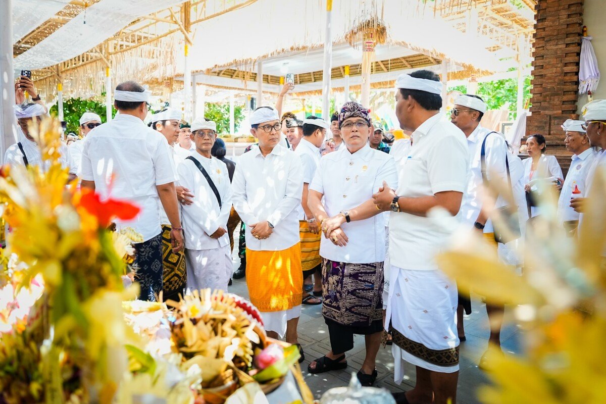 Upacara Atma Wedana, Nyekah Kurung Nyatur Rebah, dan Upacara Manusa Yadnya (Mepandes/Metatah), Kamis (10/9), di Pura Segara, Kelurahan Kuta. Upacara Atma Wedana, Nyekah Kurung Nyatur Rebah, dan Upacara Manusa Yadnya (Mepandes/Metatah), Kamis (10/9), di Pura Segara, Kelurahan Kuta.
