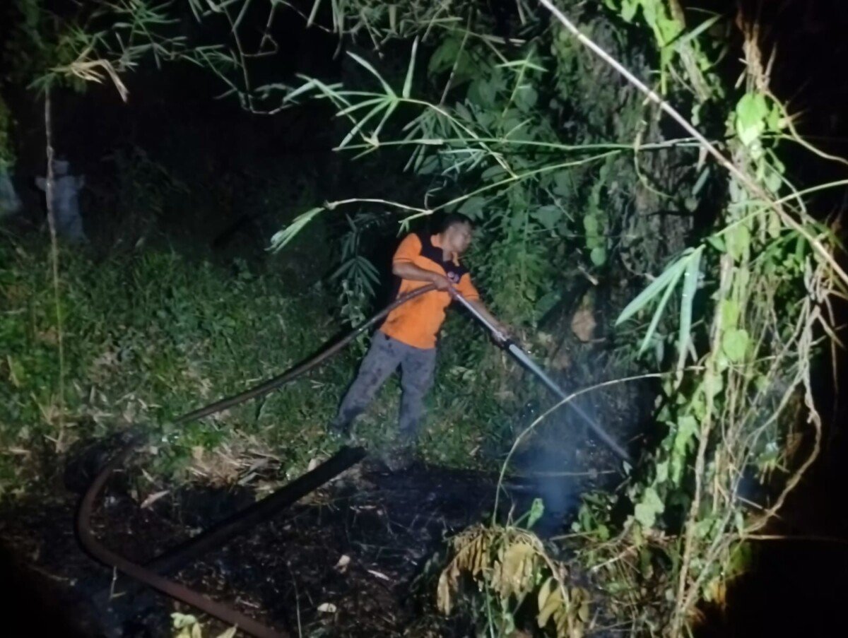 Kelalaian warga membakar sampah memicu kebakaran lahan seluas 50 are di Buleleng, yang sempat mengancam permukiman, namun berhasil dipadamkan dan BPBD mengimbau masyarakat meningkatkan kewaspadaan.