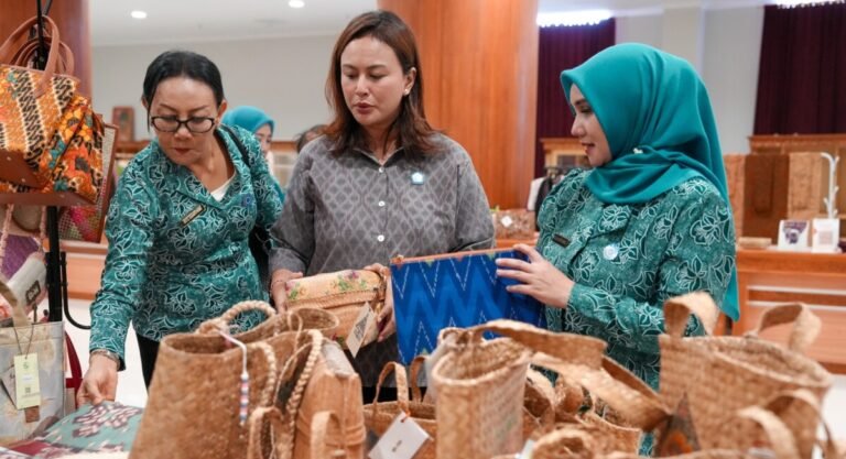 Sekretaris I TP. PKK Kabupaten Badung, Yunita Alit Sucipta menyambut hangat kunjungan kerja (kunja) TP. PKK Kabupaten Jepara, Senin 7 September 2026.